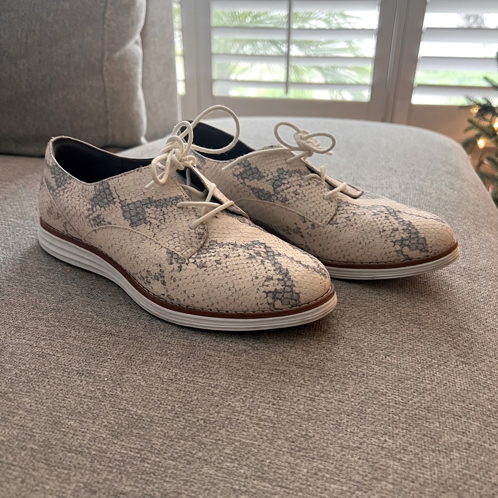 Cole Han Originalgrand snake print oxfords. Size 5.